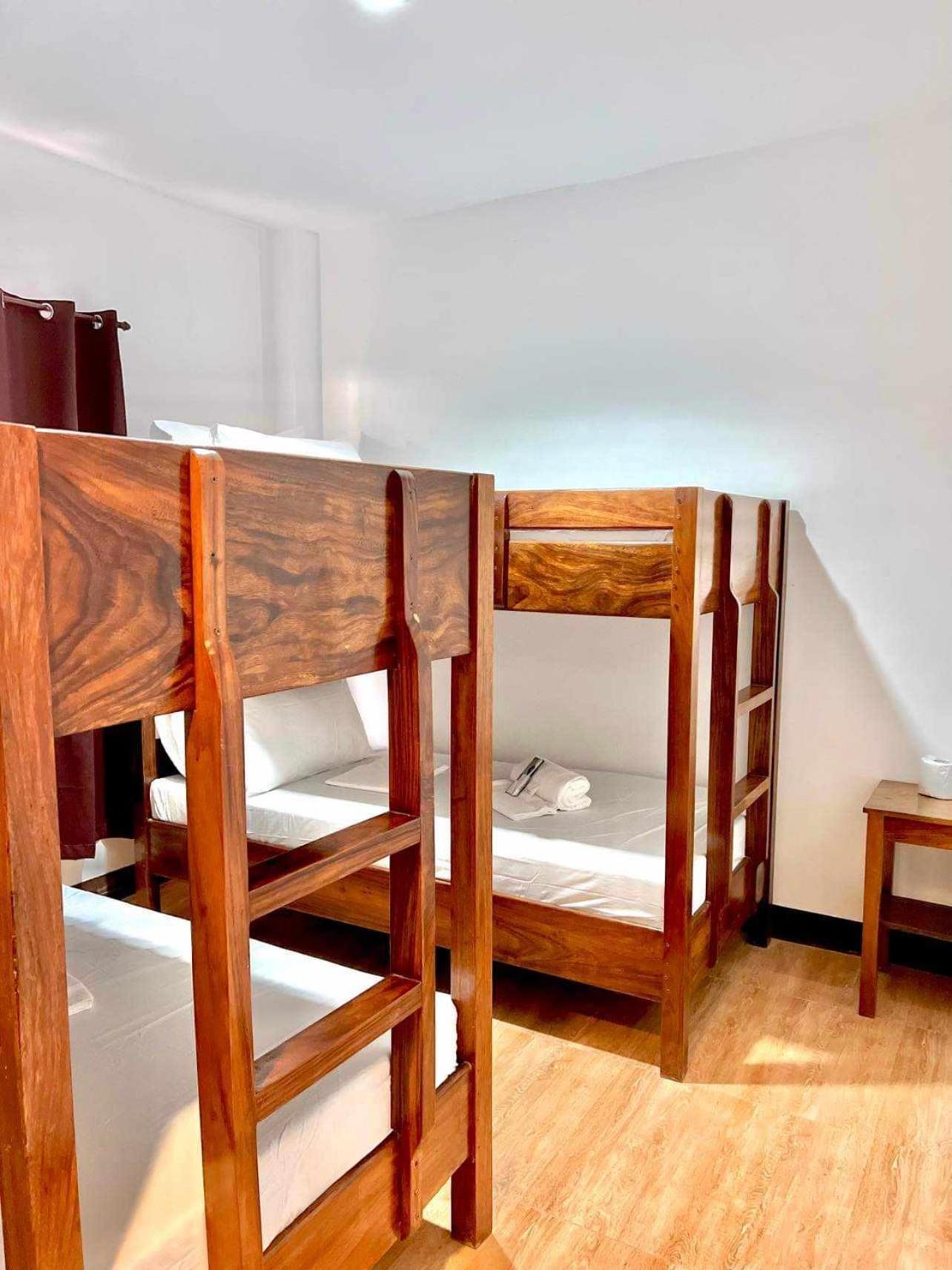 Sonora'S Inn, Coron Luaran gambar